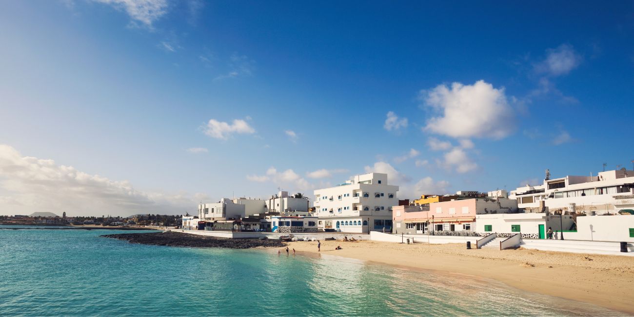 Spiaggia Corralejo con case e cielo blu